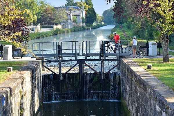 Cyclotouristes sur une écluse du canal de Briare