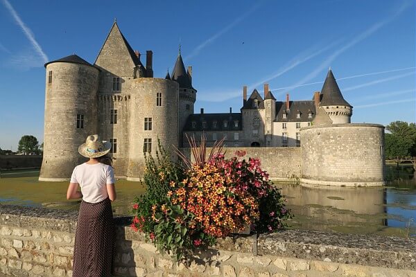 Femme devant le château de Sully