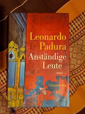 Leonardo Paduras »Anständige Leute«. Oder: Wie sich das Schreiben eines Autors über die Jahre veränderte. Ein Einblick ohne Anspruch auf Vollständigkeiten.