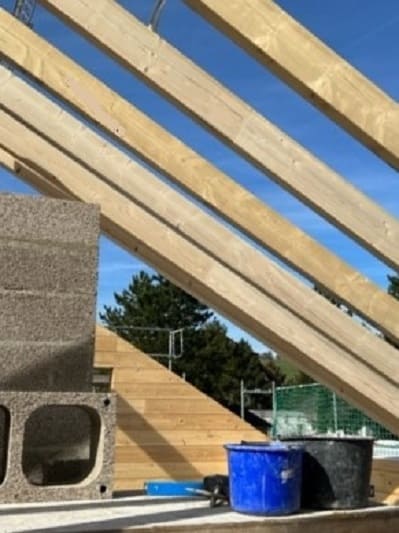 Dachkonstruktion nach Statik wird errichtet 