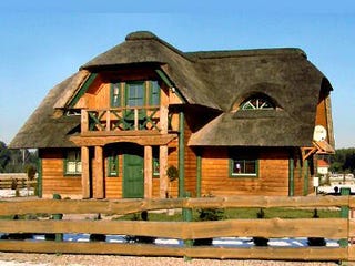 Architektenhaus - Holzhaus in echter Blockbauweise - Reetdachhaus -  Landhaus - Blockhaus - Niedersachsen - Hamburg - Reiterhof