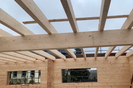Sichtbare Konstruktion der Zwischendecke im Blockhausbau 