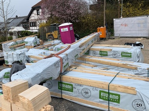 Blockhausbau - Die einzelnen Bündel der Lamellenbalken können bis 3000 kg wiegen 
