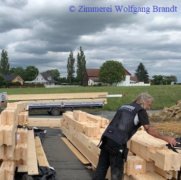 Die Handwerker haben mit der Montage in Bayern begonnen. Holzhaus - Nürnberg - Holzhaus -Blockhaus - Hausbau - Holz - Mannheim - Stuttgart - Karlsruhe - Bauen - Wohnen - Baden Württemberg - Deutschland - Freiburg - Breisgau - Blockhausbauer - Konstanz 