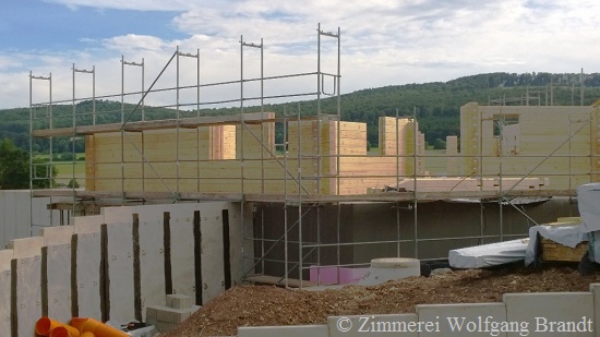 Die Blockhausmontage  mit Profis macht schnelle Fortschritte - Holzhaus - Blockhaus 