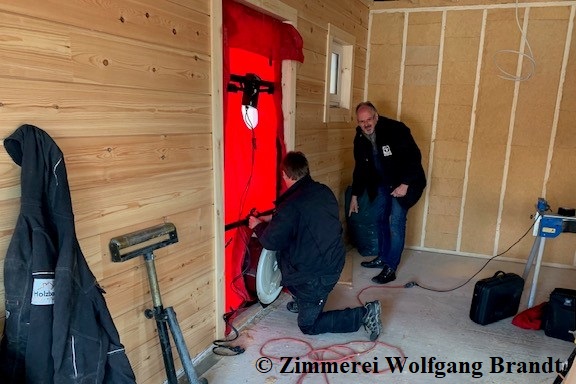 Holzhaus Wolfgang Brandt - Blockhausbau - Blockhaus als Wohnhaus  - Blower Door Test - Holzbau - Ökologisch Bauen - Testvorbereitung - Finnische Holzhäuer in Deutschland - Wohnblockhaus - Blockbohlenhaus in massiver Bauweise - Neubau ohne Plastik