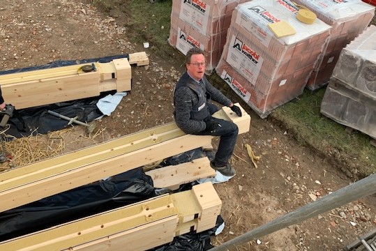 Holzhaus Brandt - Die Bausatz Lieferung aus Finnland ist angekommen - Montagevorbereitung - Blockhausbauer bei der Arbeit