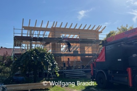 Blockhausbau: Hier wird ein kleines Holzhaus in Blockbauweise und Pultdach aufgebaut