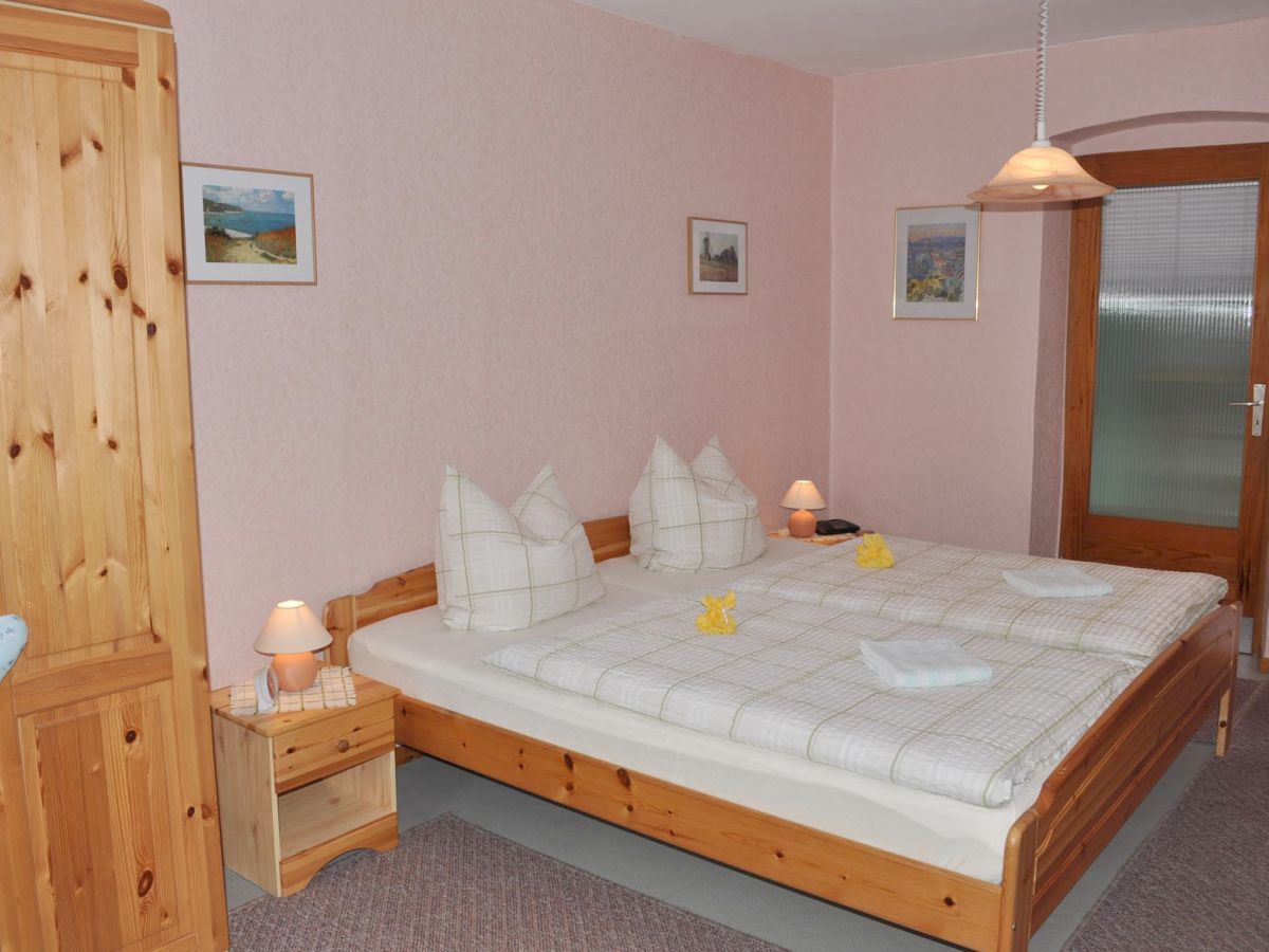 Schlafzimmer 1