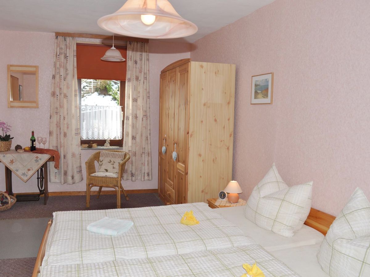 Schlafzimmer 1