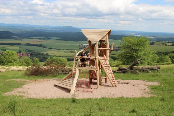 Der Keltenspielplatz an der Hümpfershäuser Wanderhütte ist ein beliebtes Ausflugsziel und bietet zudem einen wunderbaren Ausblick.