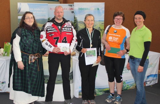 Am Stand vom Rhönforum wurde zum „Rhön-Quiz“ geladen. Über die drei Hauptgewinne freuten sich (2. von links) Ingo Fuchs aus Brotterode, Annerose Blümel aus Weimar und Diane Schwabe aus Trusetal. 