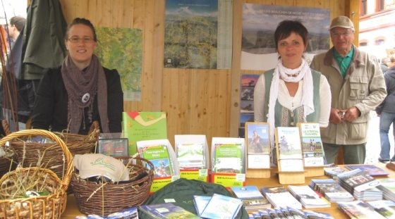 Romy Hartmüller und Ursula Kritsch am Infostand (im Hintergrund Robert Trautwein)