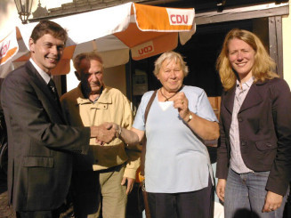 Harald Lenßen (links außen) und Kerstin Radomski (rechts) gratulieren der Gewinnerin Irmgard Spieß.