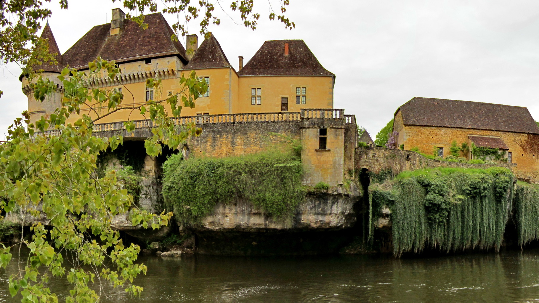 Le château de Losse vu de la Vézère