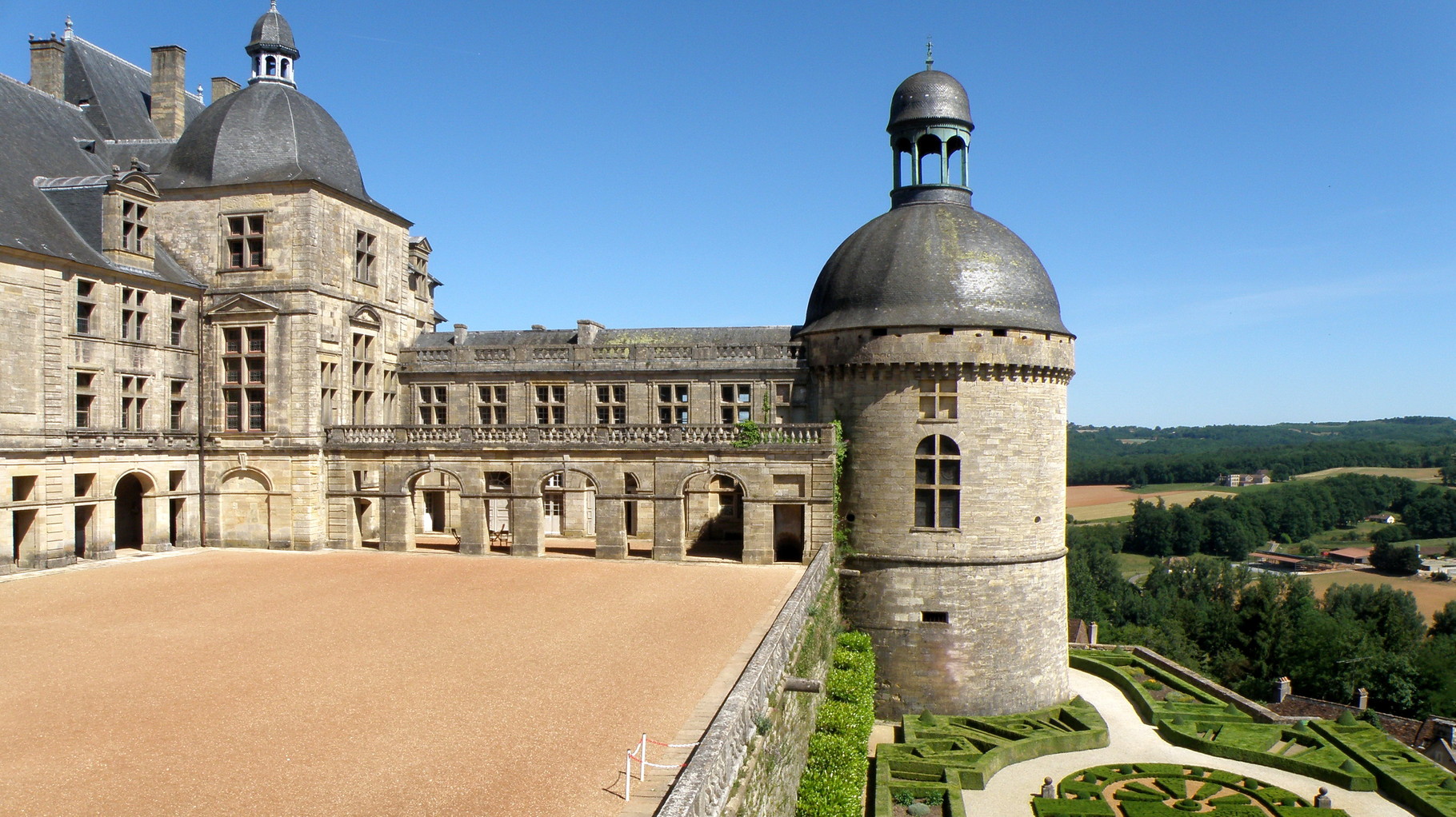 Château de Hautefort - vue 3
