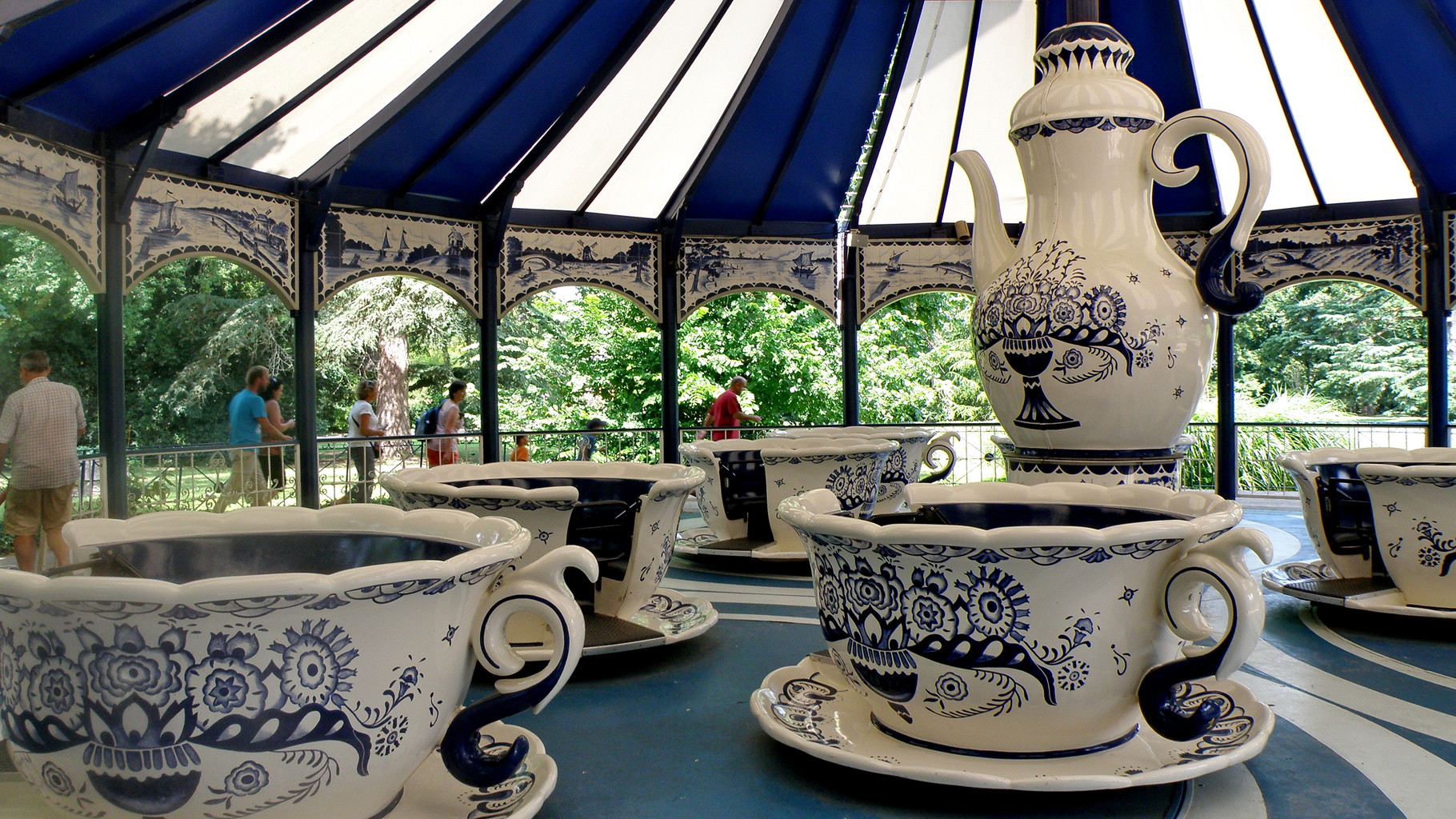 Parc d'attractions de Walibi - la folle partie de thé