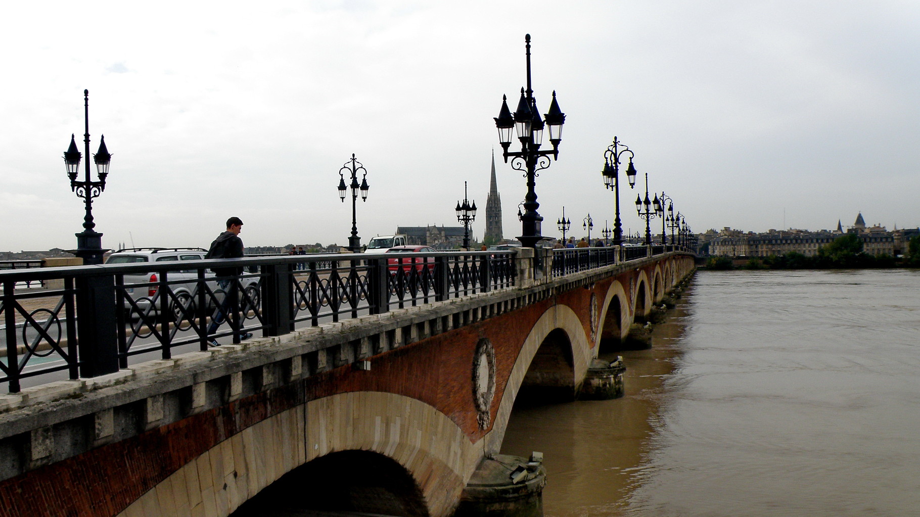 Bordeaux - le pont de pierre sur la Garonne