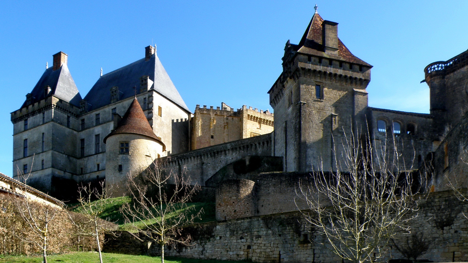 Château de Biron - vue d'ensemble