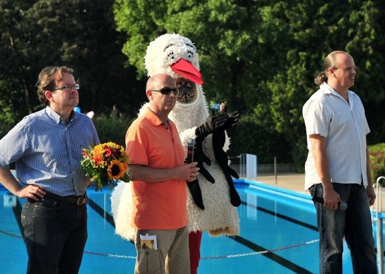 Klappi Storch im Freibad