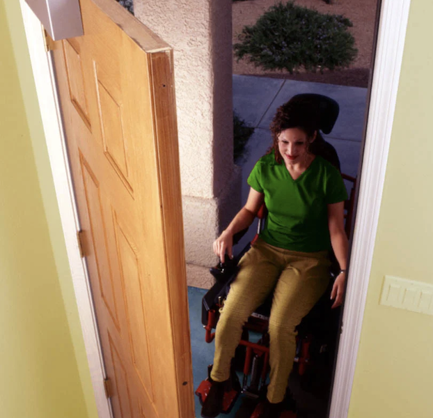 車椅子ご使用のお宅にはバリアフリーに最適な幅広 木製輸入ドアは如何でしょうか