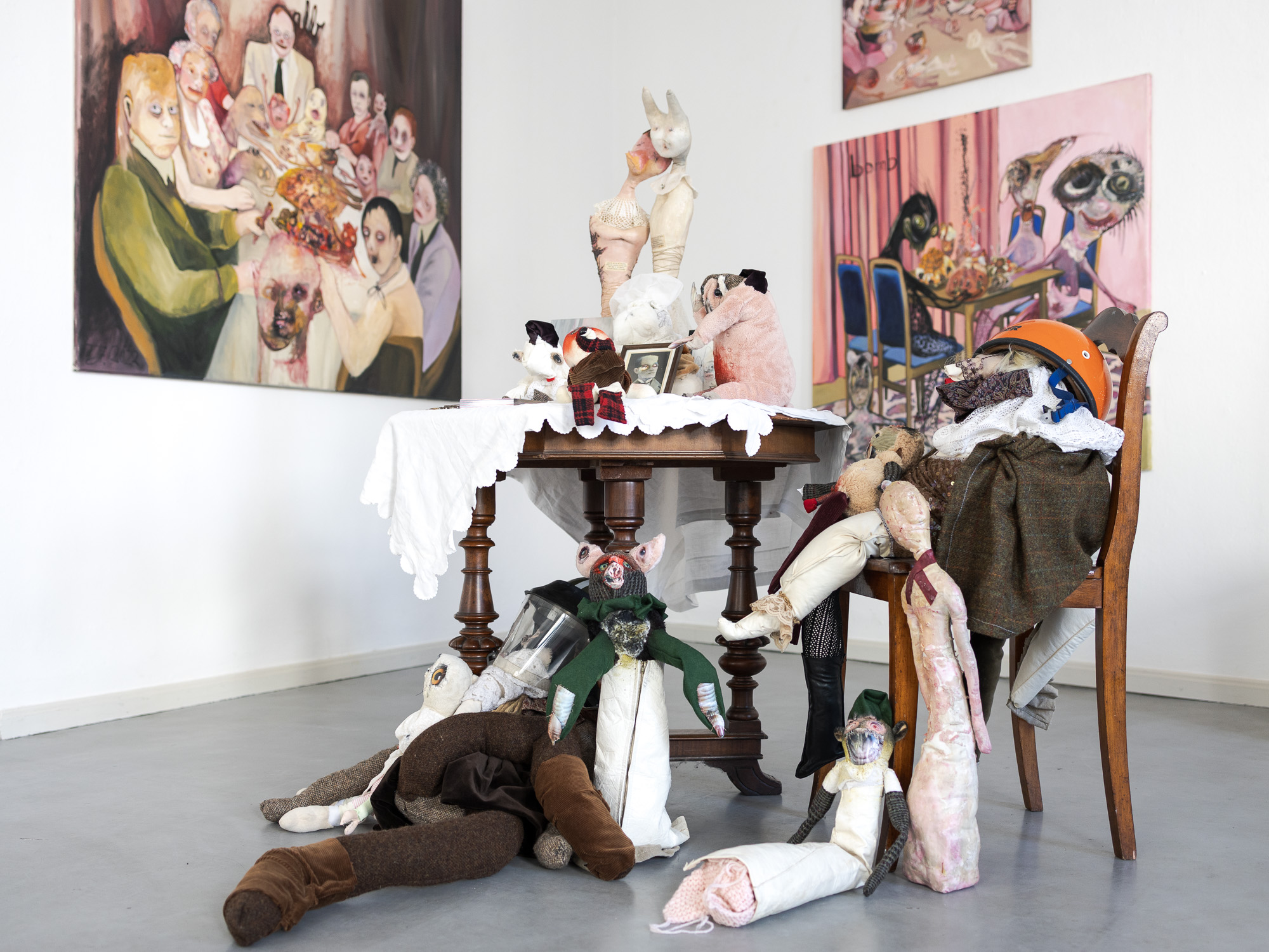 Juliane Hundertmark, Alb, 2023, Öl, Collage auf Leinwand, 140 x 150 cm; Bomb, 2023, Öl, Collage auf Leinwand, 120 x 130 cm; Anima, 2022, Öl, Collage auf Leinwand, 70 x 90 cm; Installation