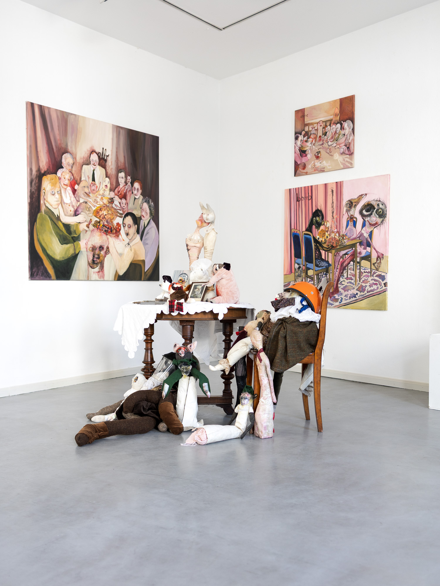 Juliane Hundertmark, Alb, 2023, Öl, Collage auf Leinwand, 140 x 150 cm; Bomb, 2023, Öl, Collage auf Leinwand, 120 x 130 cm; Anima, 2022, Öl, Collage auf Leinwand, 70 x 90 cm; Installation