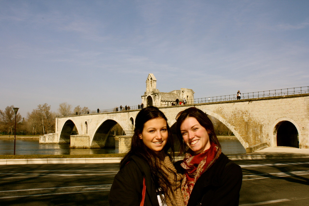 Sur le pont d'Avignon, on y danse...