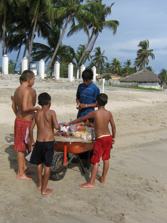 Vendeur d'arachides sur la plage