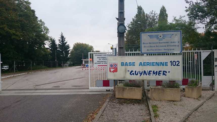 Le panneau à l'entrée de la base