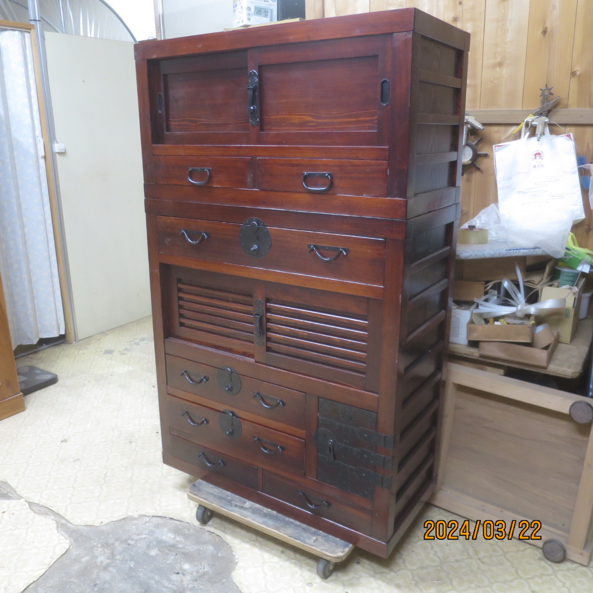 一宮市より帳場箪笥修理の依頼を受け上下を合わせ完成となりました。当店制作の民芸箪笥の穴掘りをして組み立てしました。 桐タンス・時代箪笥の