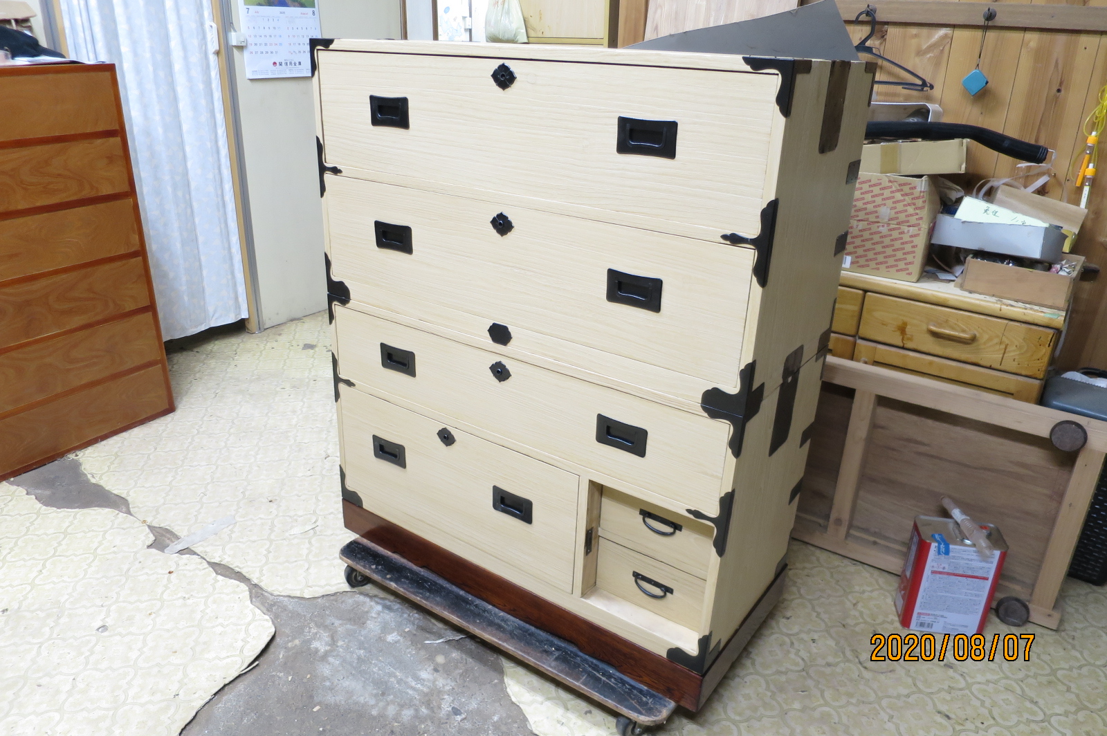 高山市より桐たんす修理の依頼を受け下台の金物打ちをして完成となりました 格安総桐箪笥のロウ磨きと金物打ちをして完成し販売できる状態です 桐タンス 時代箪笥の修理 杉山箪笥店