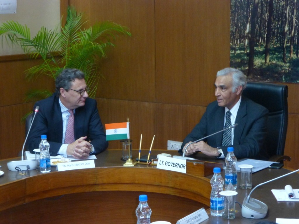 Der Parlamentarische Staatssekretär beim Bundesminister für Wirtschaft und Technologie, Hans-Joachim Otto (links) mit Tejendra Khanna, Gouverneur der Region Delhi und Chairman der Delhi Disaster Management Authority