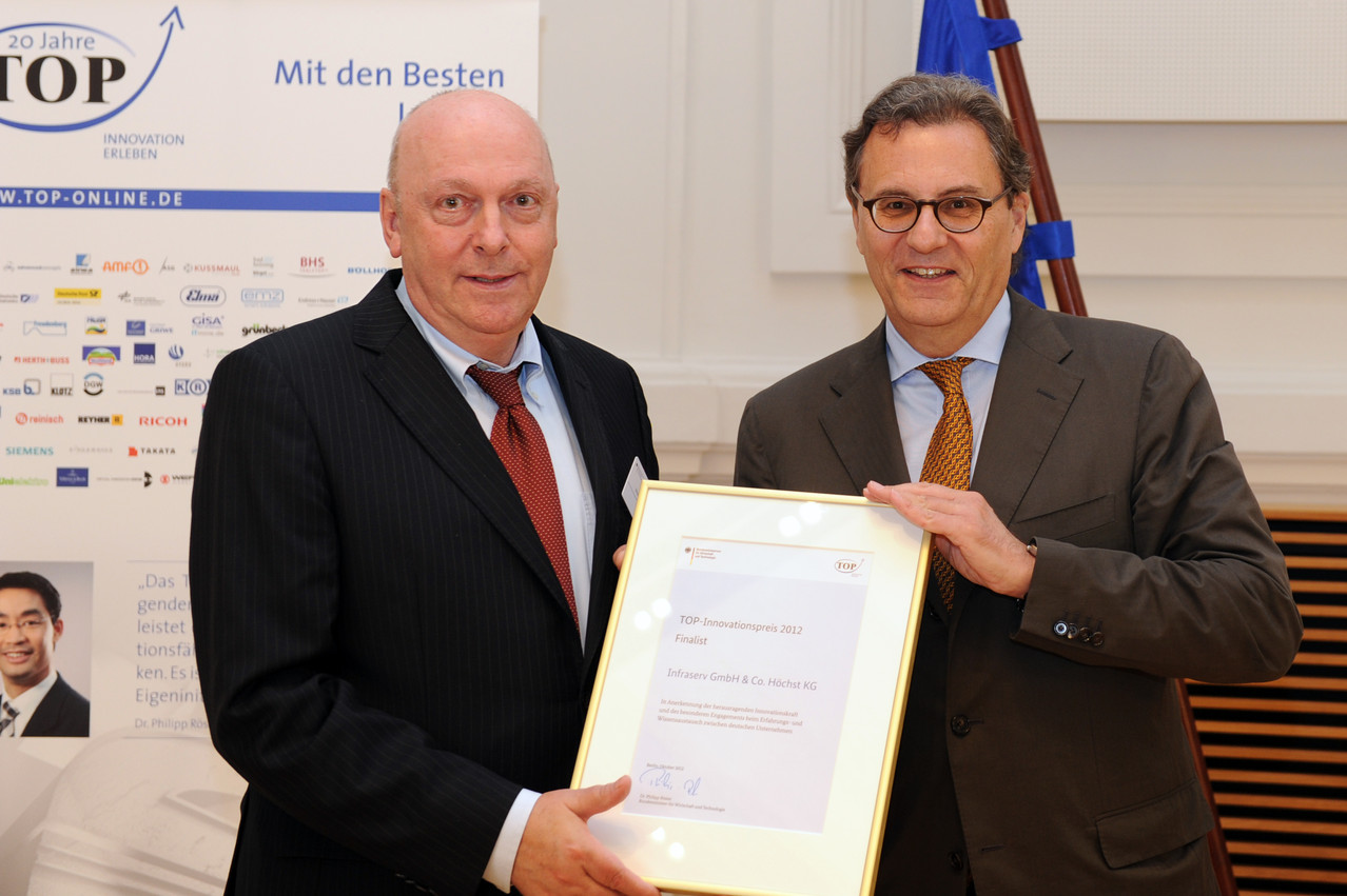 Ein weiteres prämiertes Unternehmen ist die Infraserv GmbH & Co Höchst KG: Staatssekretär Hans-Joachim Otto (rechts) mit Wolfgang Loeper.