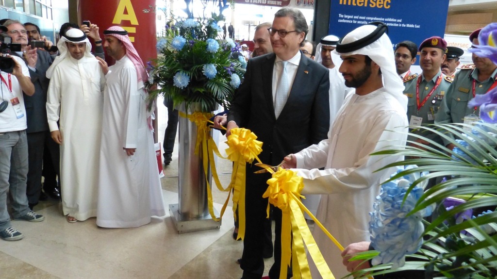 Hans-Joachim Otto und Scheich Mansoor bin Mohammed bin Rashid Al Matoum (Sohn des Emirs von Dubai) eröffnen die Messe