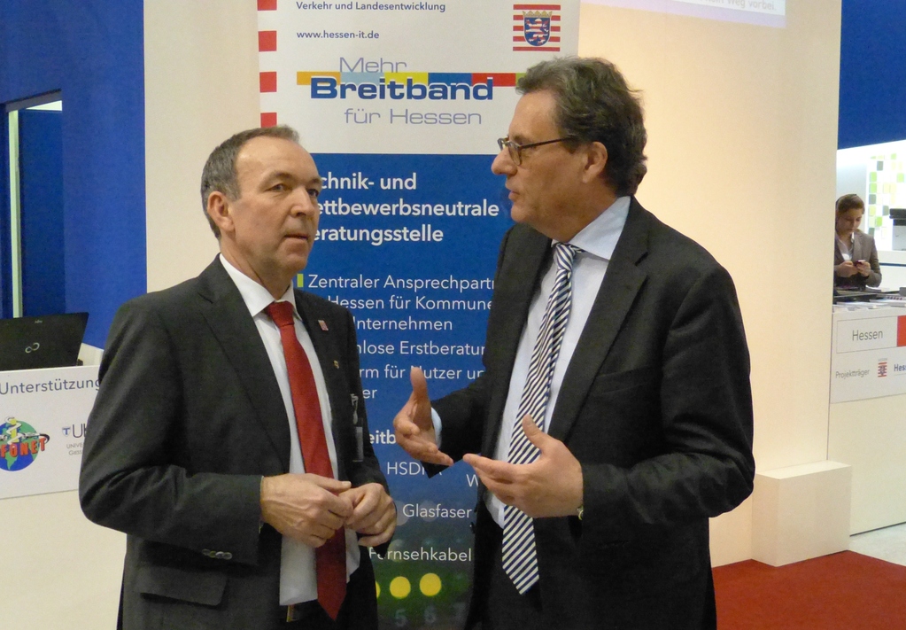 Mehr Breitband für Hessen: Im Gespräch mit Georg Matzner, Referatsleiter im Hessischen Wirtschaftsministerium, auf dem Firmengemeinschaftsstand von Hessen-IT auf der CeBIT 2012