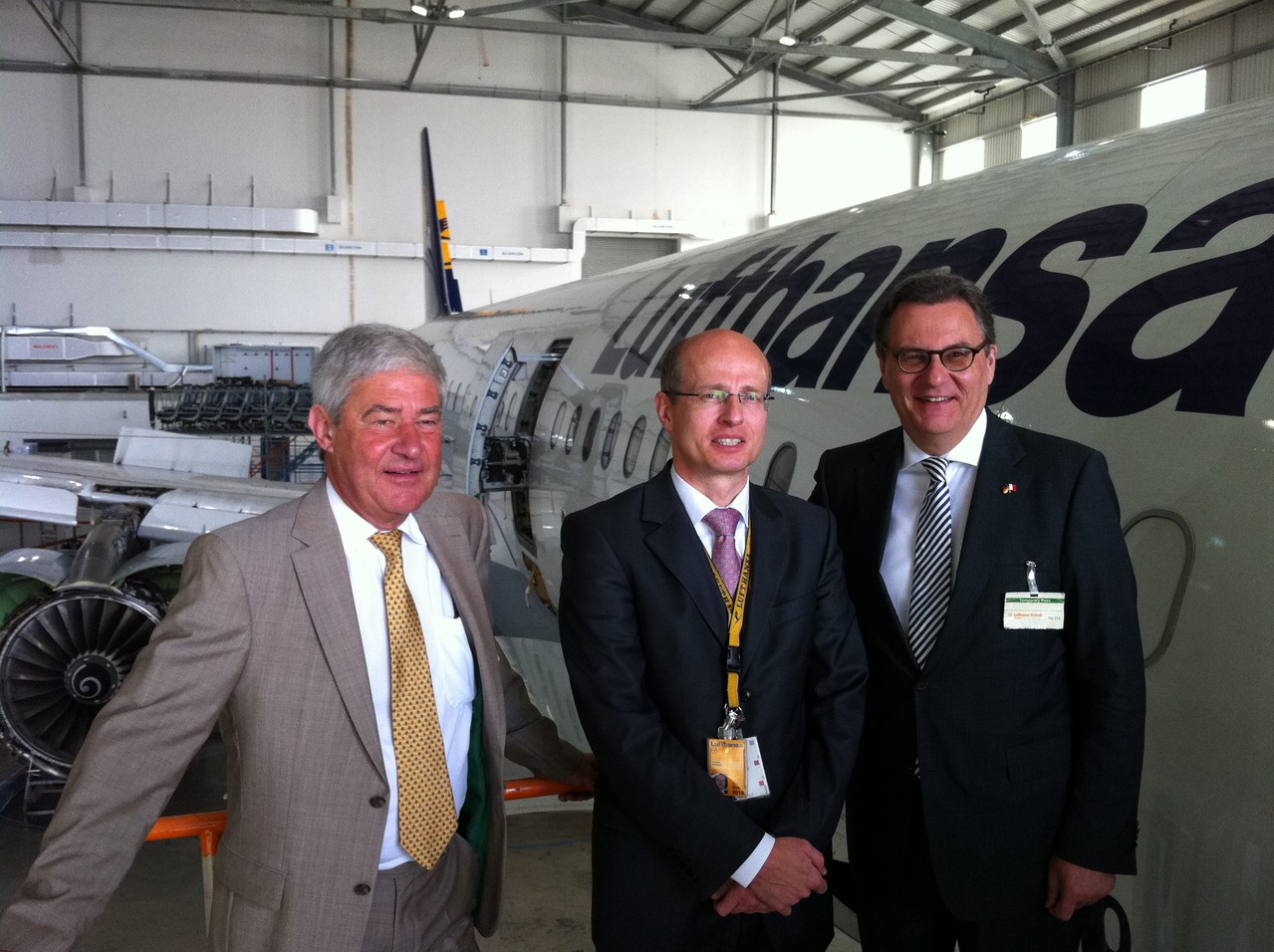 Besuch bei Lufthansa Technik Malta, dem größten LH-Standort zur Flugzeugüberholung in Europa. Auf dem Foto mit dem deutschen Botschafter Dr. Ziegler und Stephan Drewes, CEO von Lufthansa Technik Malta