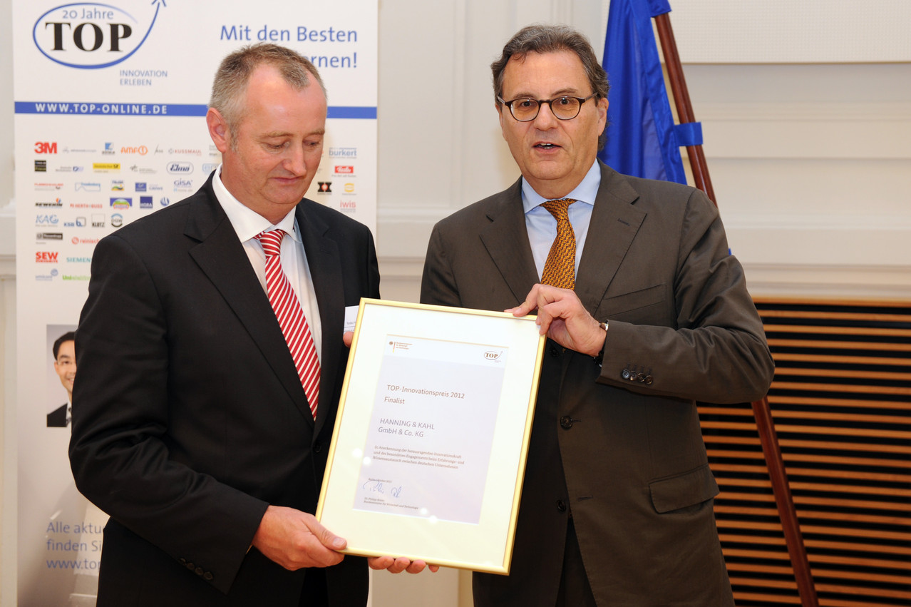 Für den Innovationspreis prämiert wurde weiterhin das mittelständische Maschinenbauunternehmen HANNING & KAHL GmbH & Co. KG: Staatssekretär Hans-Joachim Otto (rechts) mit Bodo Haverig.