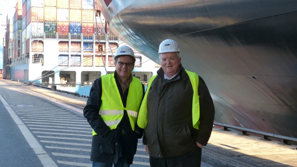 Hans-Joachim Otto und Dr. Stefan Behn, Mitglied des Vorstands des Hamburger Hafen und Logistik AG, dem Eigentümer des CTA