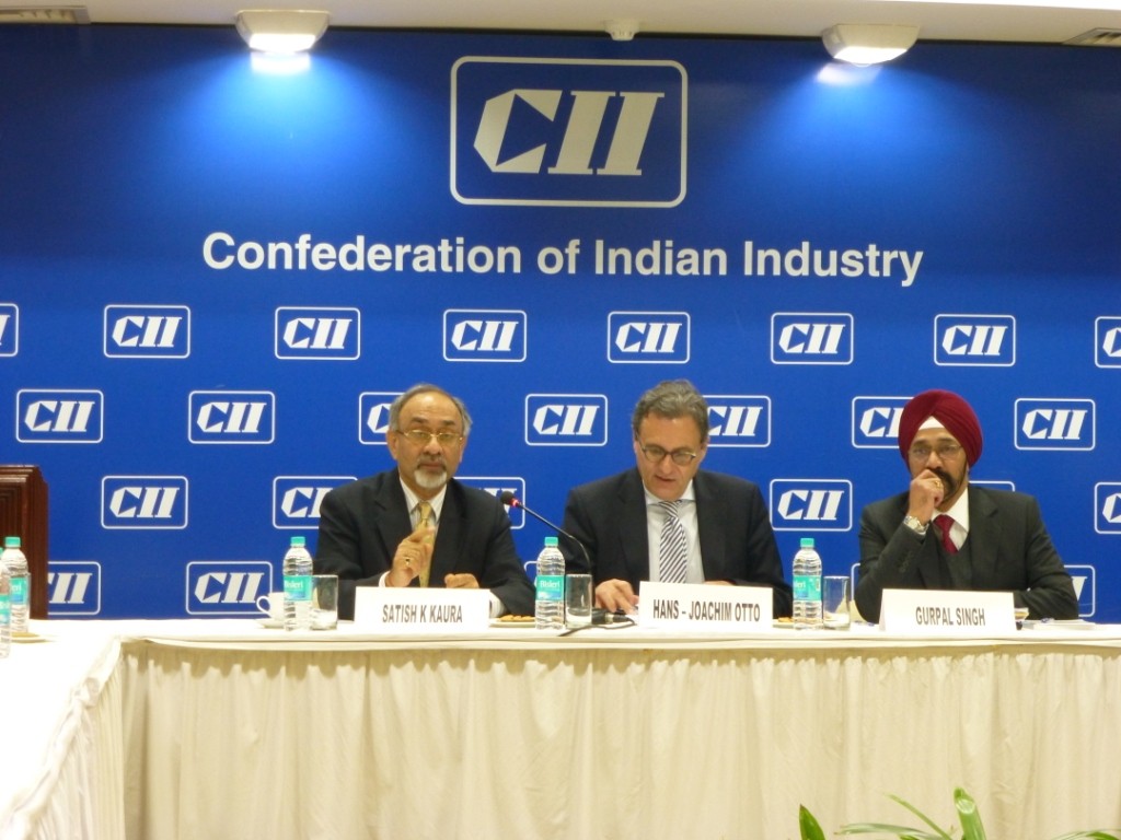 Der Parlamentarische Staatssekretär Otto (Mitte) im Gespräch mit der Delegation "Confederation of Indian Industries" und indischen Unternehmern