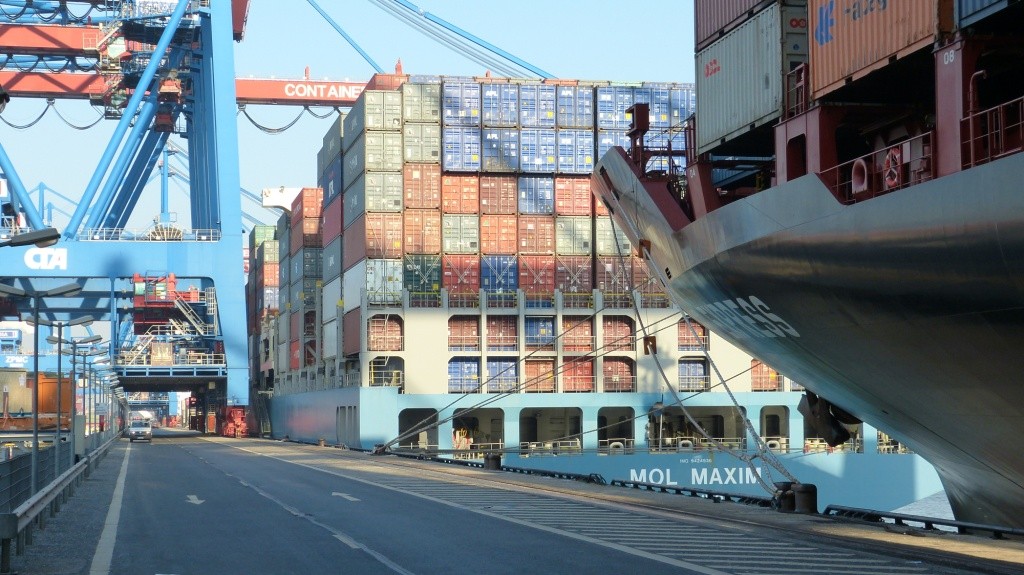 Beladung der Schiffe im Container Terminal Altenwerder