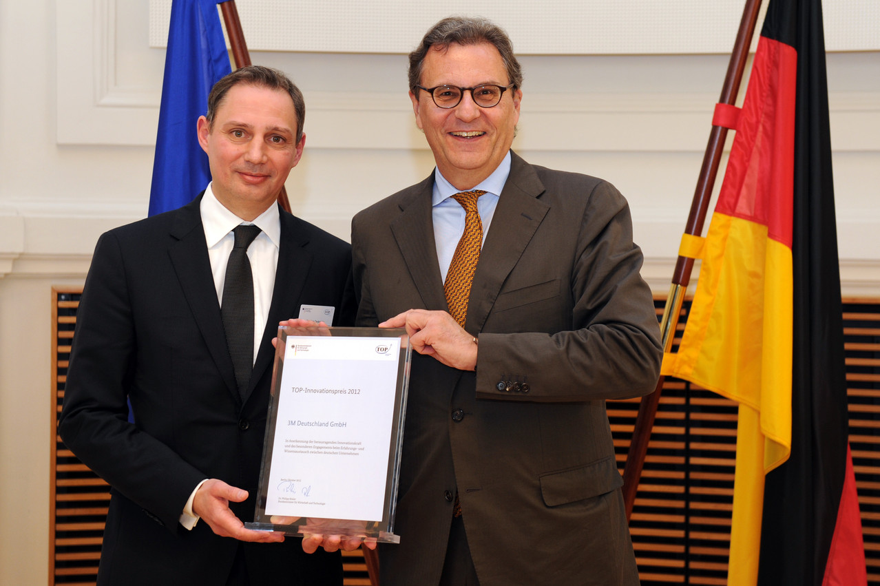 Das Multi-Technologieunternehmen 3M Deutschland GmbH erhält den TOP-Innovationspreis 2012: Staatssekretär Hans-Joachim Otto (rechts) mit Dr. Jörg Dederichs.