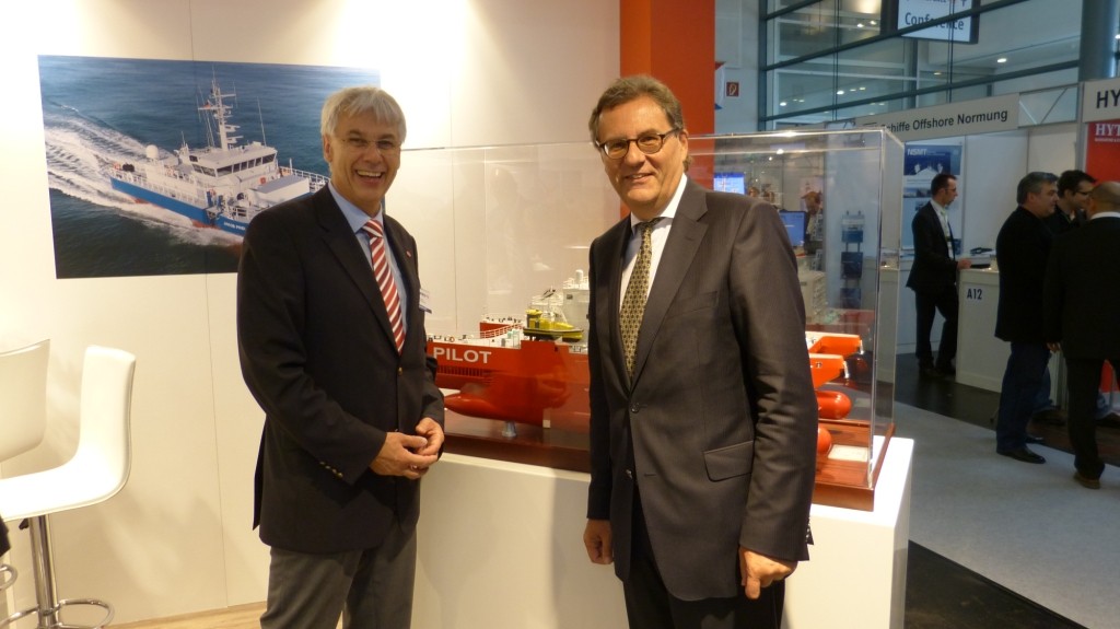 Windforce 2012 in Bremen: Am Stand von Abeking & Rasmussen, Hersteller von Yachten, Marine-, Spezial- und Arbeitsschiffen; mit Vorstand Karsten Fach