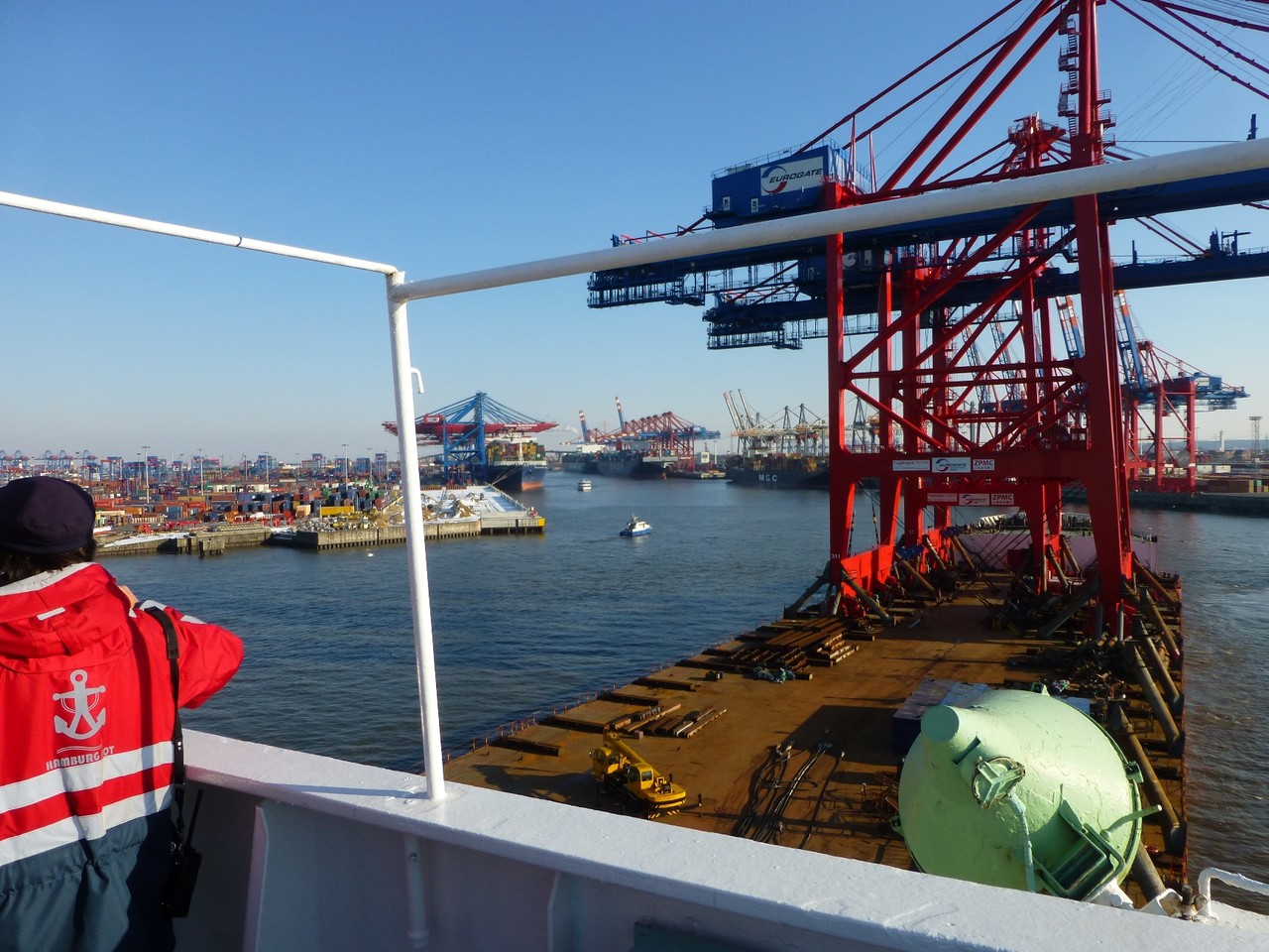 Hamburger Hafen: Blick von der Brücke der Zhen Hua 