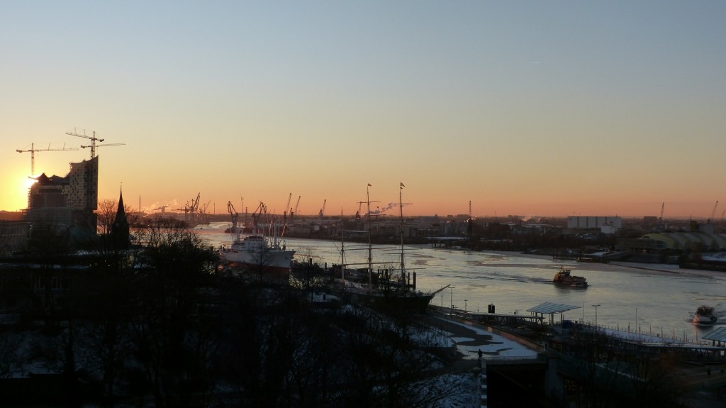 Sonnenaufgang hinter der Elbphilharmonie im Hamburger Hafen