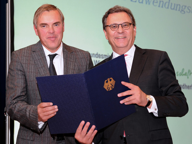 Der Parlamentarische Staatssekretär Hans-Joachim Otto (rechts) übergibt die Projektpatenschaft des "Zukunftsprojektes Kinder- und Jugendtourismus in Deutschland" an den DJH-Hauptgeschäftsführer Bernd Dohn.