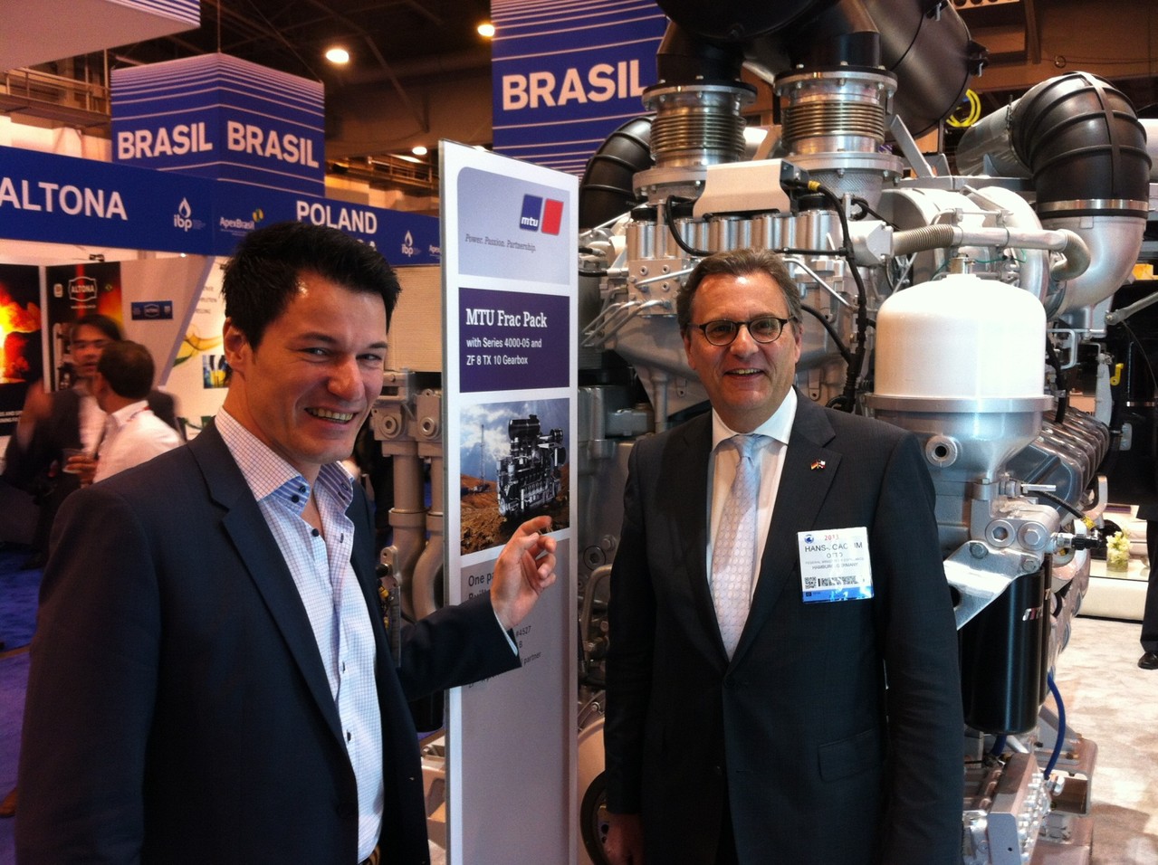 Ein Verkaufsschlager in den USA: Das MTU Frac Pack (Motor + Getriebe) hat angesichts des Fracking-Booms zahlreiche Abnehmer. Auf der OTC Houston 2013 mit Dr. Ingo Wintruff, vice president of application engineering bei MTU.