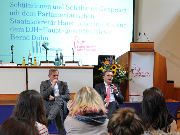Der Parlamentarische Staatssekretär Hans-Joachim Otto (rechts) und DJH-Hauptgeschäftsführer Bernd Dohn im Gespräch mit Schülerinnen und Schülern über das Thema Kinder- und Jugendreisen.