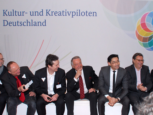 Gemeinsam mit dem Staatsminister für Kultur und Medien, Bernd Neumann (3.v.r.), und dem Bundeswirtschaftsminister, Dr. Philipp Rösler (2.v.r.), bei der Eröffnung der Veranstaltung.