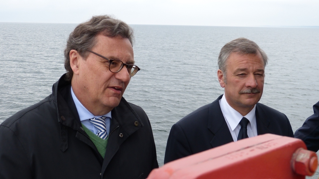 Hans-Joachim Otto, Koordinator der Bundesregierung für die Maritime Wirtschaft, und Torsten Staffeldt, Berichterstatter der FDP-Bundestagfraktion für Schifffahrt und Häfen